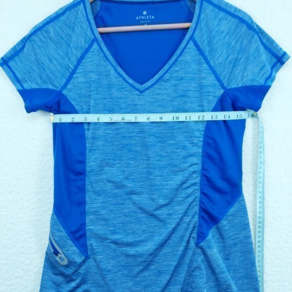 Women's Athleta Top Size Small with Form Fitting Sides